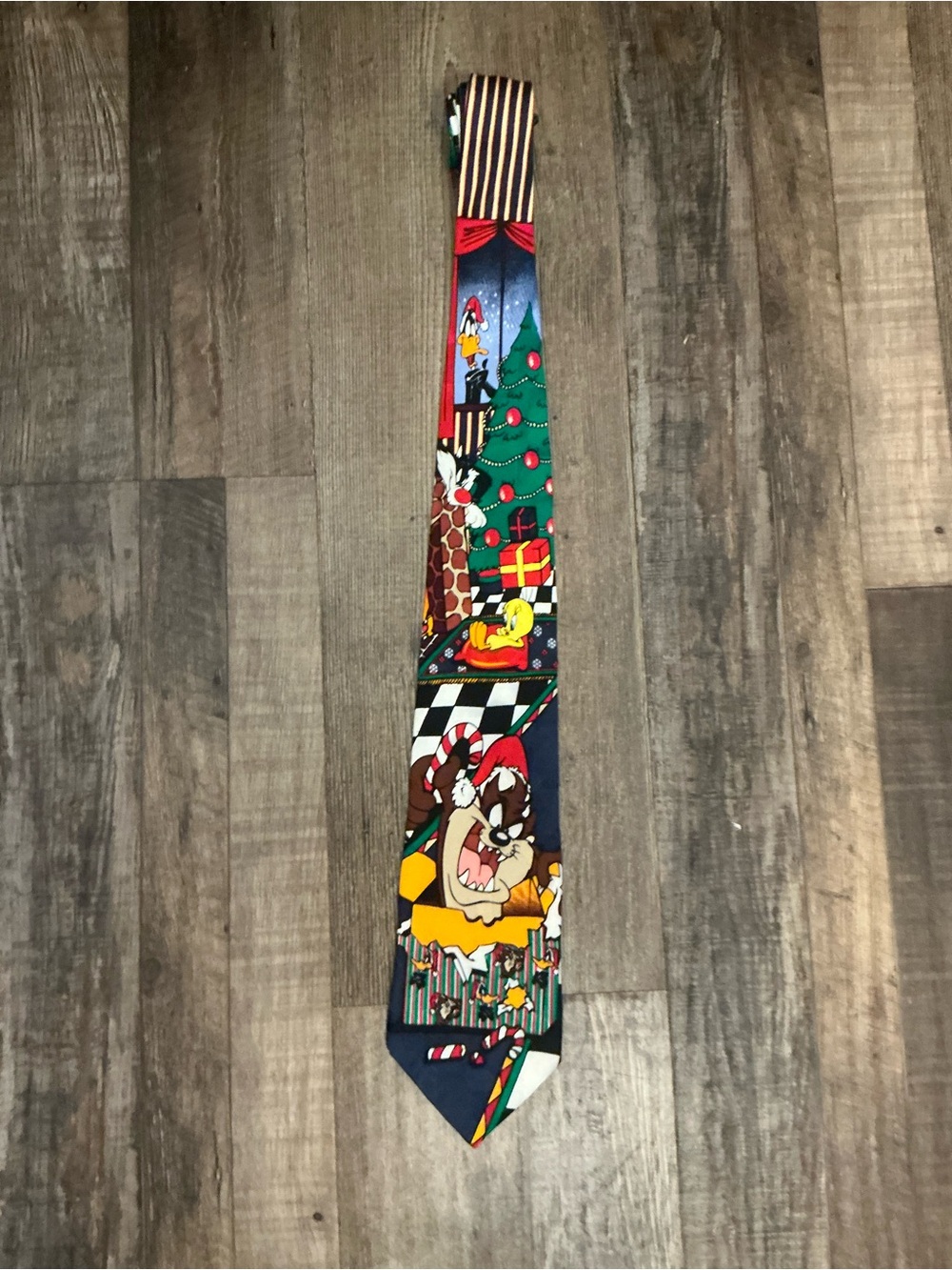 Vintage 1995 Looney Tunes Mania Taz Tweety Daffy and Sylvestor Christmas Tie